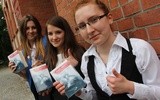 Tysiące młodych w Polsce sięga po Pismo Święte