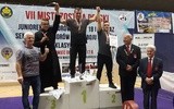 Ksiądz Krzysztof na podium wszedł w stroju duchownym