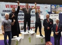 Ksiądz Krzysztof na podium wszedł w stroju duchownym