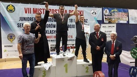 Ksiądz Krzysztof na podium wszedł w stroju duchownym