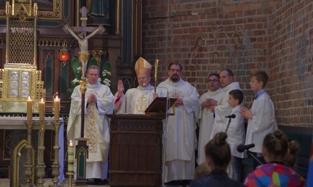 Bp Henryk Tomasik przewodniczył Mszy św. w kościele farnym z okazji jubileuszu szkoły