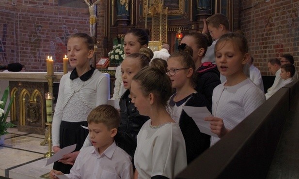 Podczas Mszy św. śpiewali uczniowie z PSP nr 7