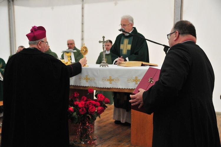 Abp Budzik poświęcił plac pod budowę kościoła św. Jana Kantego przy ul. Berylowej w Lublinie