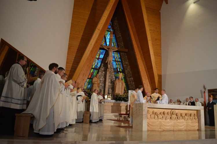 Poświęcenie świątyni oraz ołtarza św. Jana Pawła II w Nowym Targu 