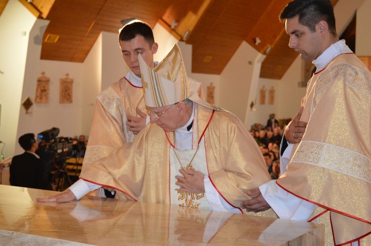 Poświęcenie świątyni oraz ołtarza św. Jana Pawła II w Nowym Targu 