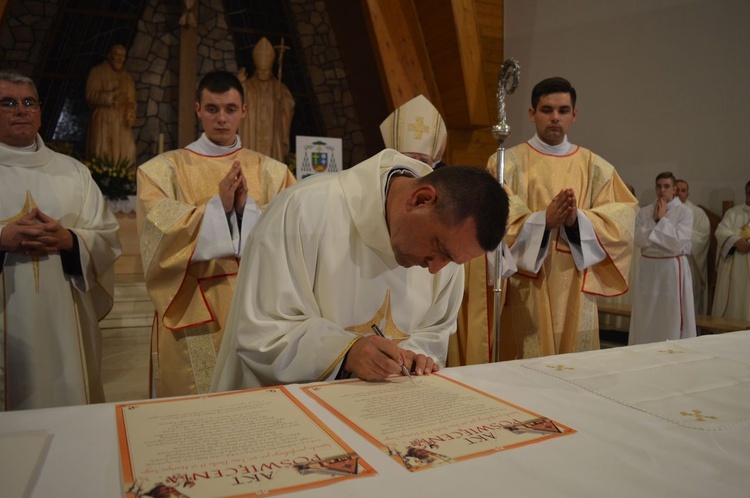 Poświęcenie świątyni oraz ołtarza św. Jana Pawła II w Nowym Targu 