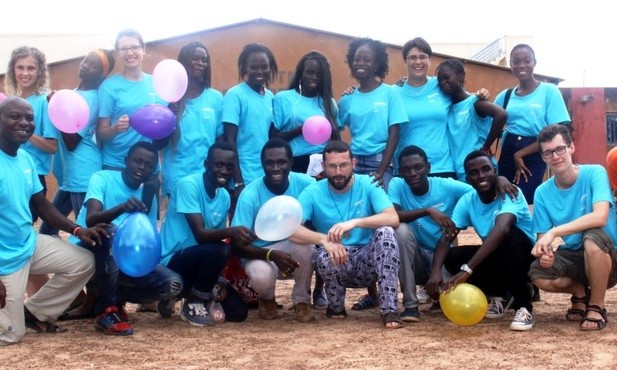 Wolontariusze VIDES ze swoimi senegalskimi przyjaciółmi