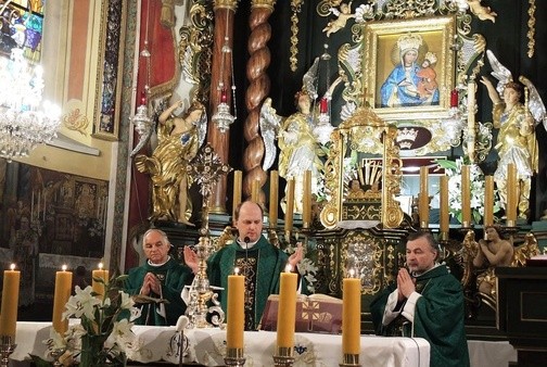 Od lewej ks. Wacław Kozicki, ks. Paweł Dubowik i o. Stefan Tuszyński w rychwałdzkim sanktuarium