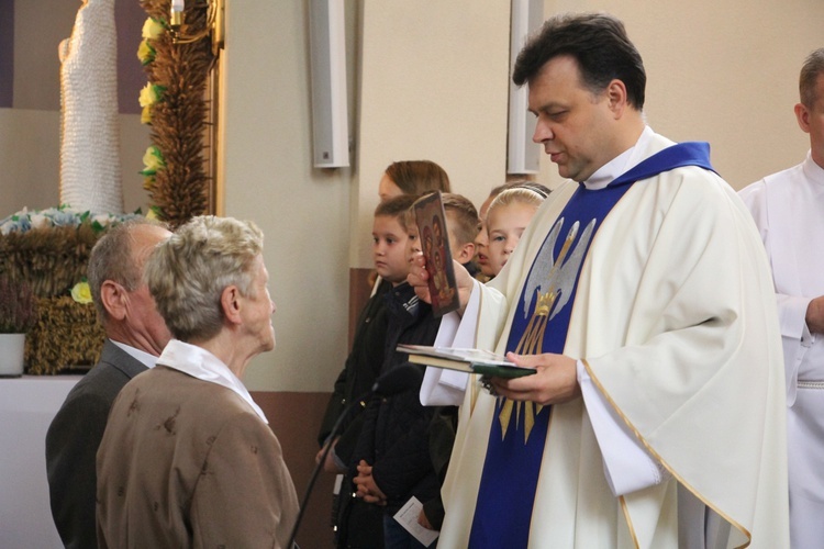 Wprowadzenie relikwii św. Jana Pawła II do parafii w Bobrownikach