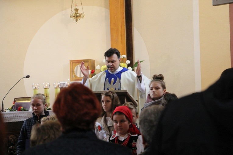 Wprowadzenie relikwii św. Jana Pawła II do parafii w Bobrownikach