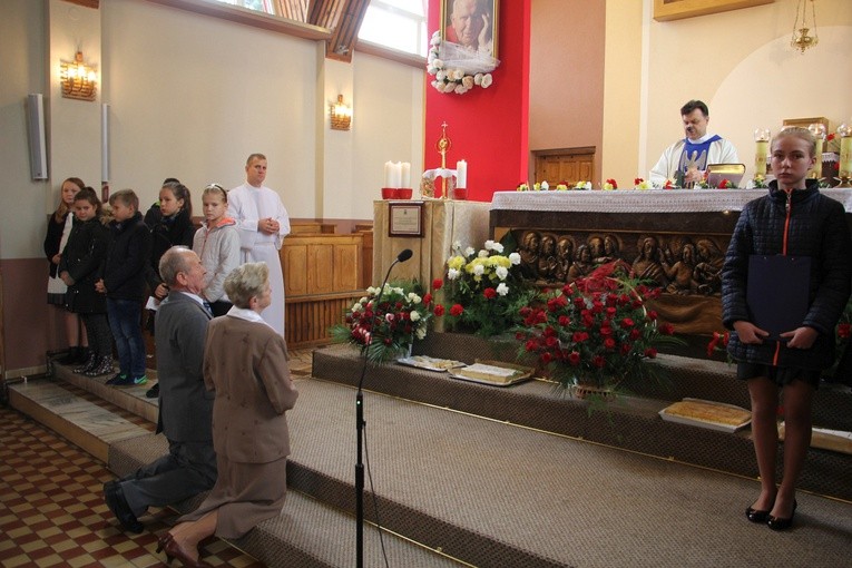 Wprowadzenie relikwii św. Jana Pawła II do parafii w Bobrownikach