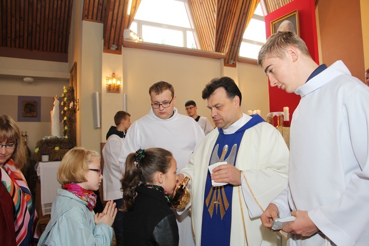 Wprowadzenie relikwii św. Jana Pawła II do parafii w Bobrownikach