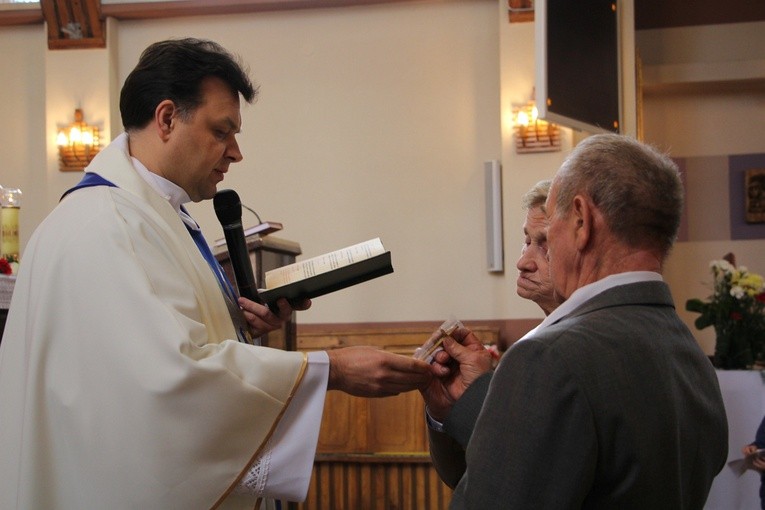 Wprowadzenie relikwii św. Jana Pawła II do parafii w Bobrownikach