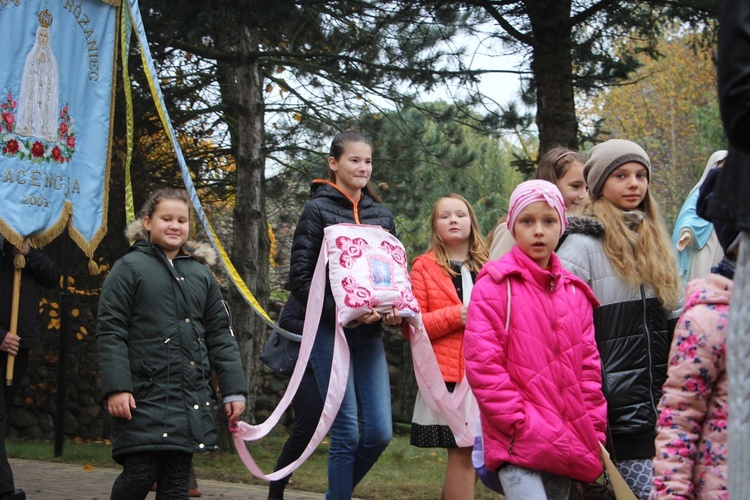 Wprowadzenie relikwii św. Jana Pawła II do parafii w Bobrownikach