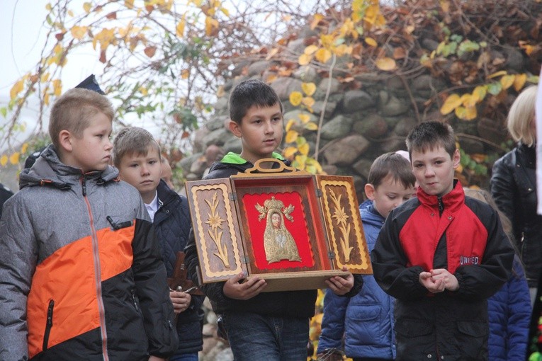 Wprowadzenie relikwii św. Jana Pawła II do parafii w Bobrownikach