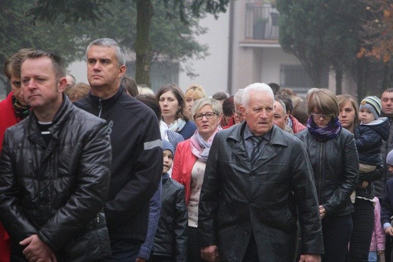 Wprowadzenie relikwii św. Jana Pawła II do parafii w Bobrownikach