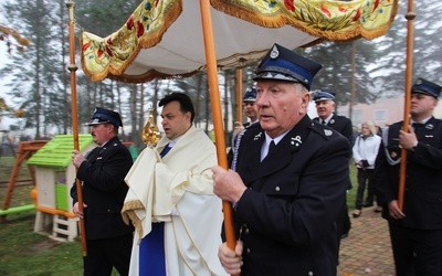 Wprowadzenie relikwii św. Jana Pawła II do parafii w Bobrownikach