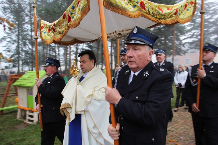 Wprowadzenie relikwii św. Jana Pawła II do parafii w Bobrownikach