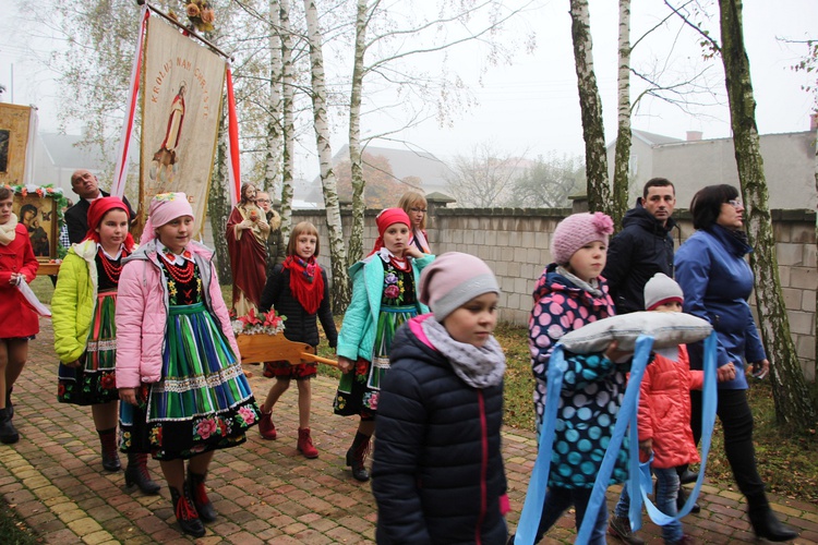 Wprowadzenie relikwii św. Jana Pawła II do parafii w Bobrownikach