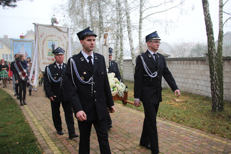 Wprowadzenie relikwii św. Jana Pawła II do parafii w Bobrownikach