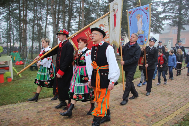 Wprowadzenie relikwii św. Jana Pawła II do parafii w Bobrownikach