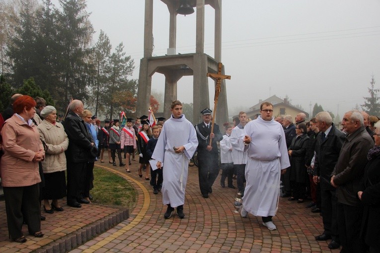 Wprowadzenie relikwii św. Jana Pawła II do parafii w Bobrownikach