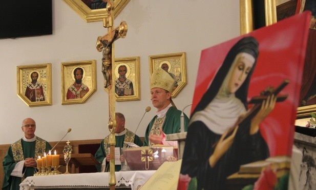Relikwiarz z relikwiami św. Rity stał na ołtarzu. Eucharystii przewodniczył bp Piotr Turzyński