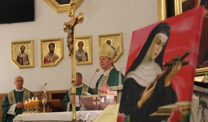 Relikwiarz z relikwiami św. Rity stał na ołtarzu. Eucharystii przewodniczył bp Piotr Turzyński