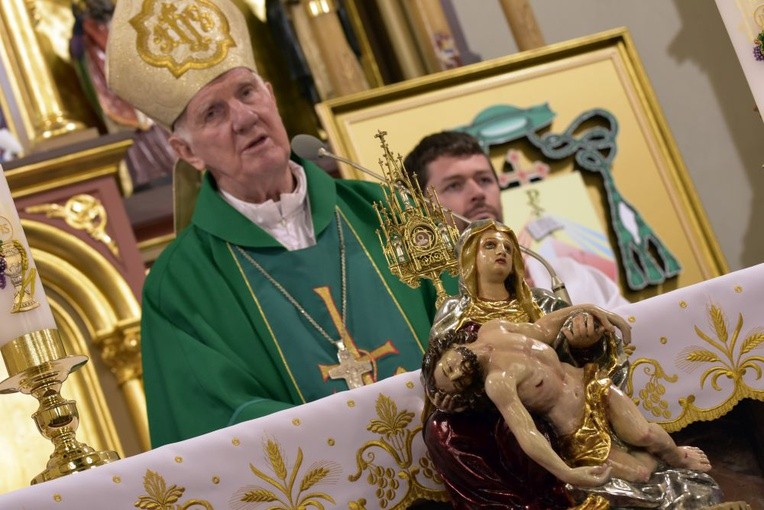 Przygotowanie i poświęcenie witraża, kraty i odnowionej figury