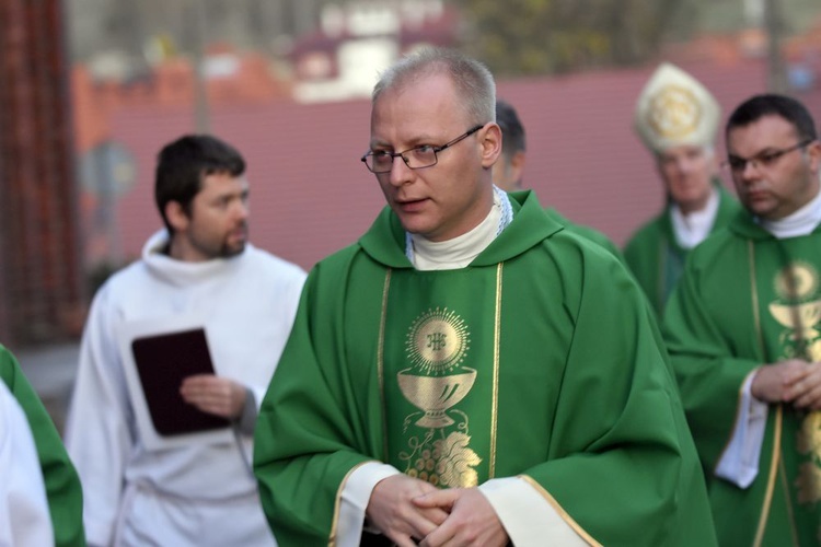 Przygotowanie i poświęcenie witraża, kraty i odnowionej figury