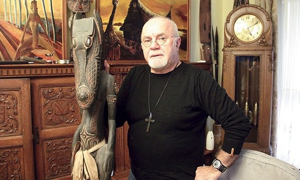 Ksiądz profesor jest antropologiem i misjonarzem, który wiele lat spędził na badaniach w Australii i Oceanii. Obecnie wykłada na Uniwersytecie Gdańskim.