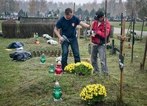 Oprócz fizycznej pracy ofiarowali za nieznanych z imienia Mszę św. i Koronkę do Miłosierdzia Bożego.