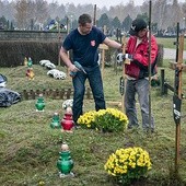 Oprócz fizycznej pracy ofiarowali za nieznanych z imienia Mszę św. i Koronkę do Miłosierdzia Bożego.