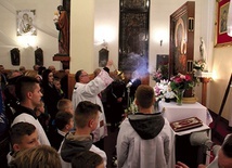 Podczas Mszy św. młodzież z parafii  św. Kazimierza Królewicza otrzymała sakrament bierzmowania.