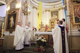 	Ordynariusz łowicki i kapłani sprawują Mszę św. przed cudownym obrazem.