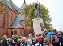 W czasie wizyty w Koszalinie nie zabrakło akcentów religijnych. Dzieci modliły się m.in. w katedrze, w której przed laty modlił się ich patron.