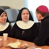 ▲	Biskup Adam znalazł też czas na rozmowę z siostrami.