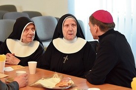 ▲	Biskup Adam znalazł też czas na rozmowę z siostrami.