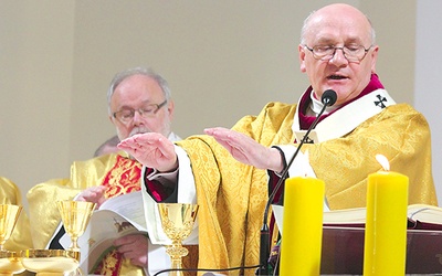 Uroczystej Eucharystii, podczas której dedykowano kościół Bogu, przewodniczył abp Józef Górzyński.