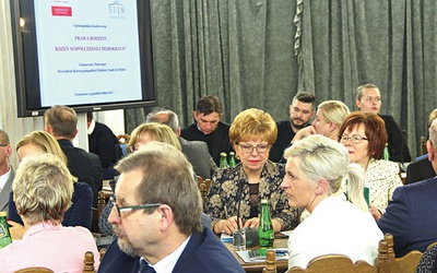 Lucyna Wiśniewska podczas konferencji w Warszawie  (trzecia od prawej).