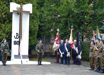 	Pomnik upamiętniający wieszanych w 1942 r. przez Niemców za współpracę z Państwem Podziemnym pracowników Fabryki Broni. 