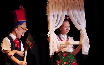 Uczestnicy prezentowali nie tylko talenty wokalne, ale również tradycyjne polskie stroje.