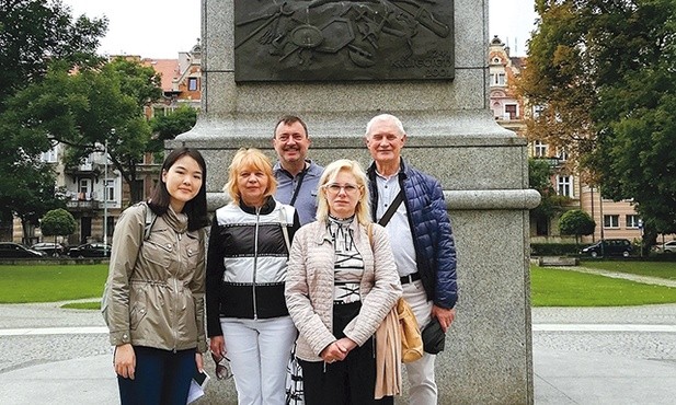 Tajwanka i jej polscy przyjaciele przy pomniku księcia Henryka II Pobożnego.