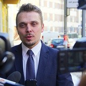 ◄	– Władze chcą z katów zrobić bohaterów – zarzuca Mariusz Gierus z Karkonoskiego Stowarzyszenia Edukacyjnego u Erazma i Pankracego.