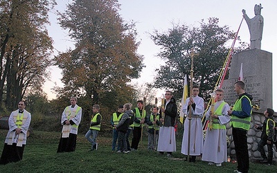 Wielu uczestników procesji, a także Liturgiczna Służba Ołtarza i kapłani założyli kamizelki odblaskowe.