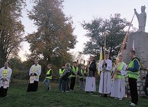 Wielu uczestników procesji, a także Liturgiczna Służba Ołtarza i kapłani założyli kamizelki odblaskowe.