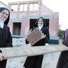 Kiedy trzeba, zakonnice biorą do ręki cegły czy deski.