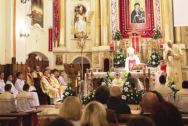 Pątnicy zgromadzili się przy relikwiach swojego patrona.