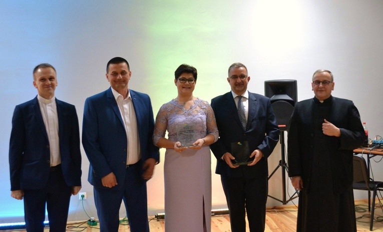 Z ks. Janem Chodelskim i ks. Krzysztofem Bochniakiem laureaci nagrody "Przyjaciel Roku Betanii"