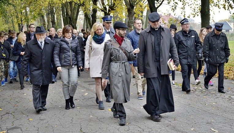 Podczas uroczystości modlitwę ekumeniczną za zmarłych odmówili rabin Ellis oraz ks. Robert Kępczyński z parafii św. Maksymiliana M. Kolbego w Płońsku.